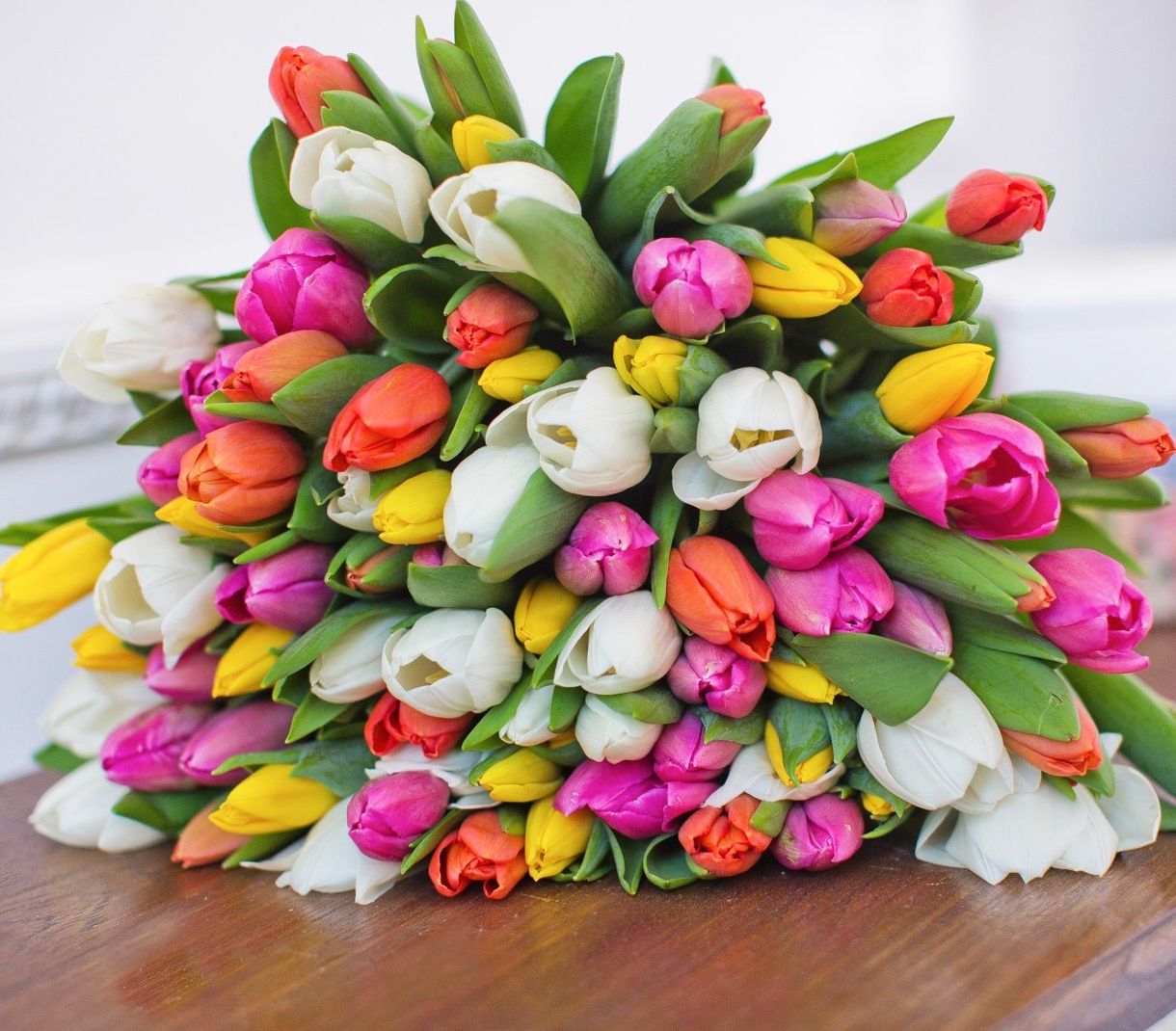 корпоративная композиция с розами и хризантемами для офиса в Северодвинске