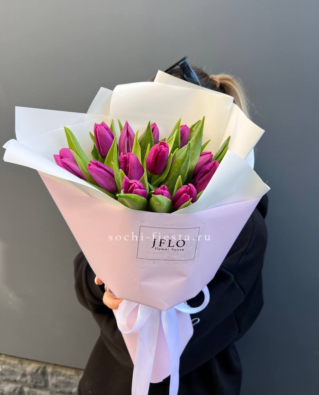 видовой каталог с розами и пионами в студии флористики в Северодвинске