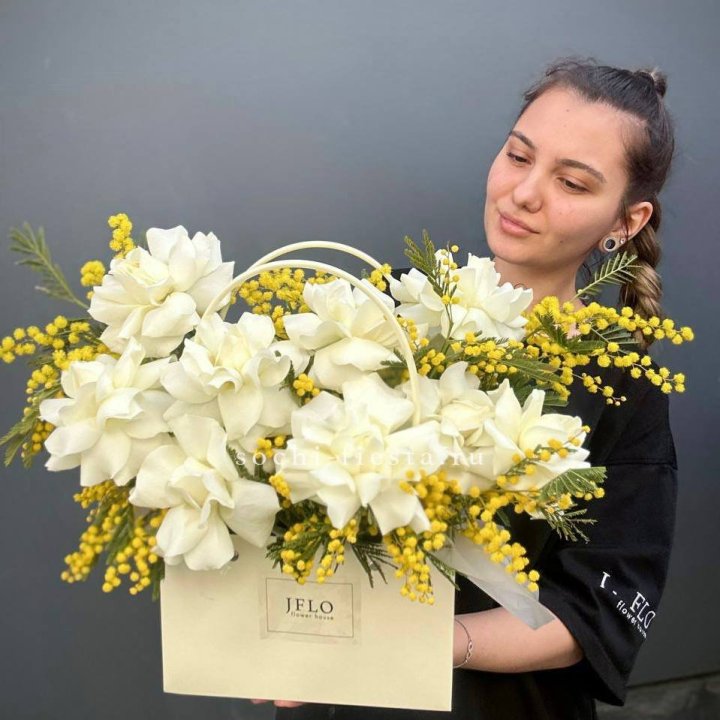 Французские Розы и мимоза  в сумочке  в Северодвинске