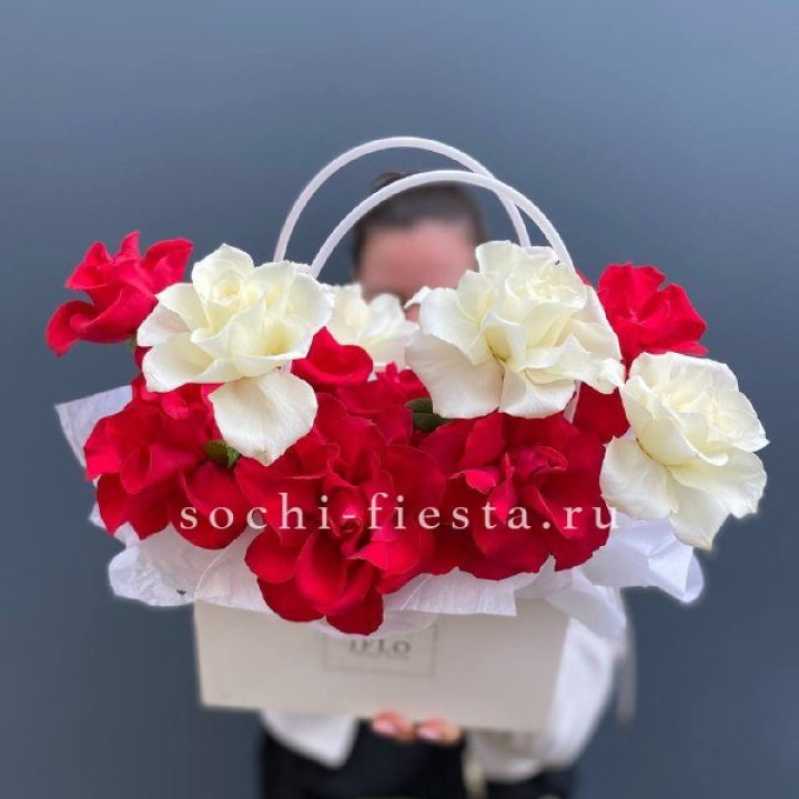 Сумочка  красных и белых роз в Северодвинске