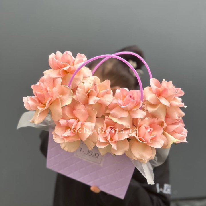 Сумочка с розами "Кети" в Северодвинске