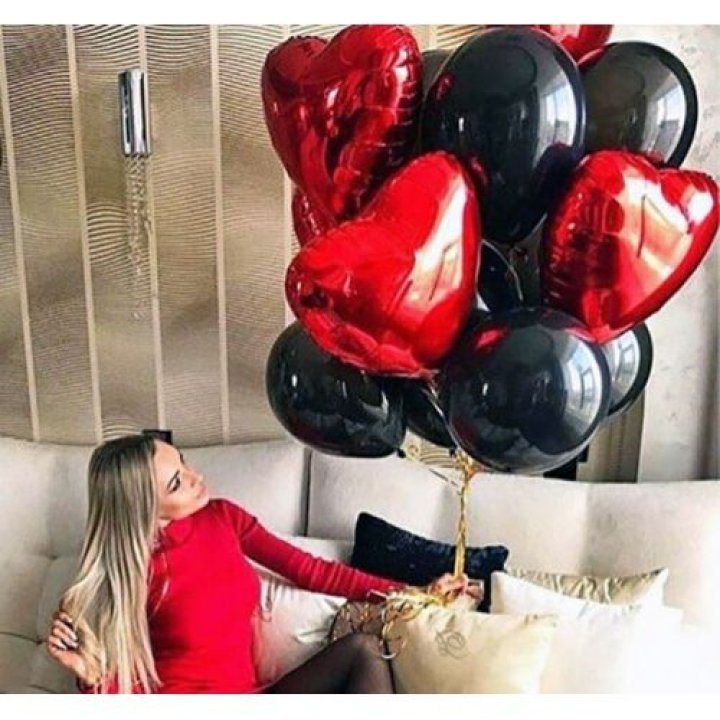 Фонтан из красных сердец с чёрными шарами  в Северодвинске