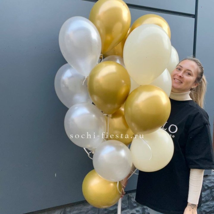 Облако шаров из белого и золотого оттенков в Северодвинске