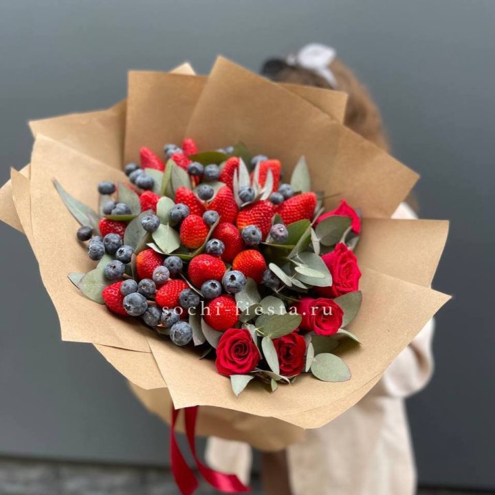 Клубника и голубика с цветами в Северодвинске