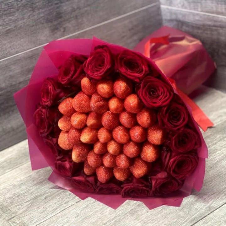 Клубничный букет с розами в Северодвинске