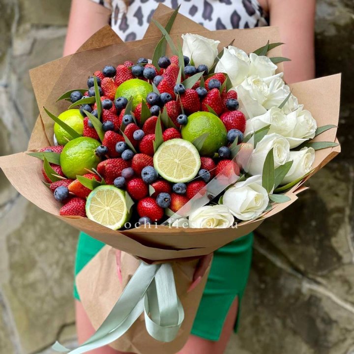 Ягодно-цитрусовый букет с розами в Северодвинске