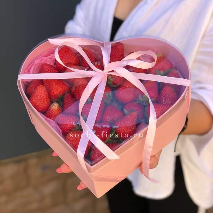 Коробочка сердце  с клубникой в Северодвинске