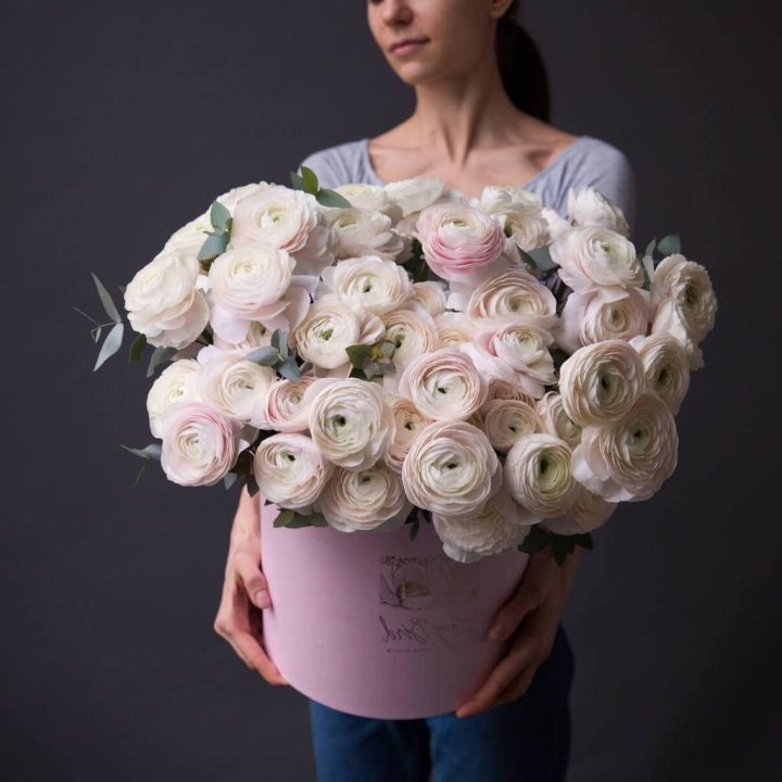 Бокс с ранункулюсами в Северодвинске