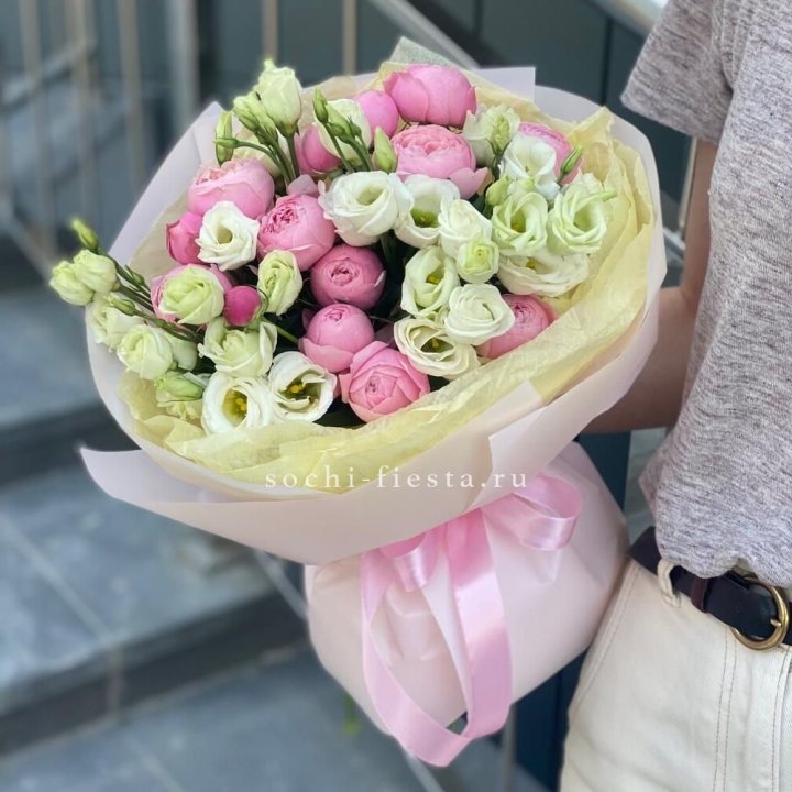 Букет кустовых роз с эустомой в Северодвинске