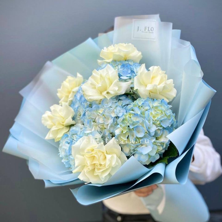  Букет из голубых гортензий и роз  в Северодвинске