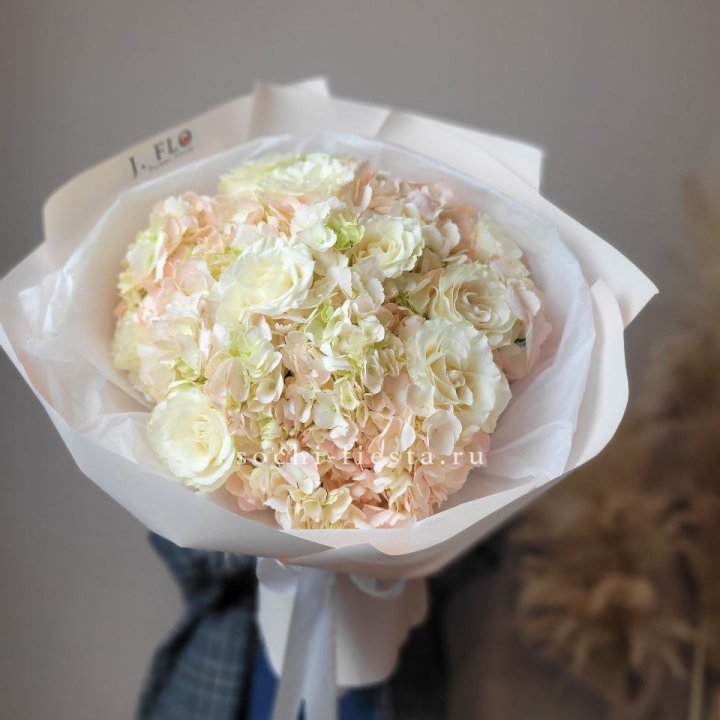  Букет гортензии и роз  в Северодвинске