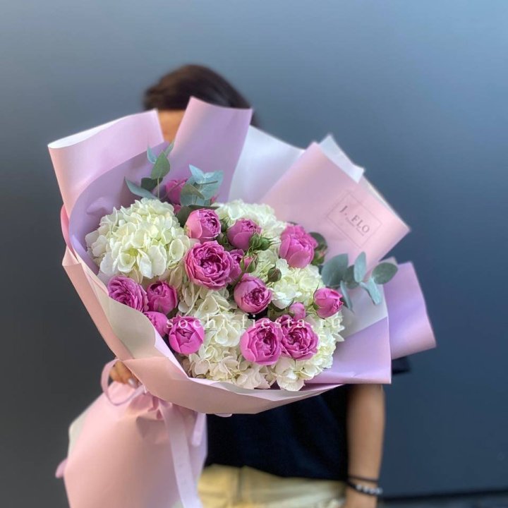 Букет белых гортензий и пионовидных роз  в Северодвинске