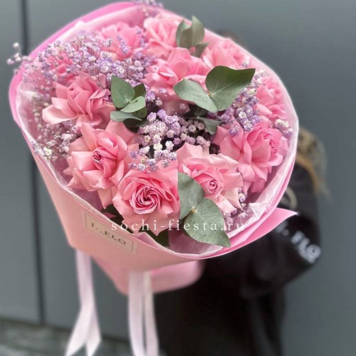 Розовые французские розы с гипсофилой в Северодвинске