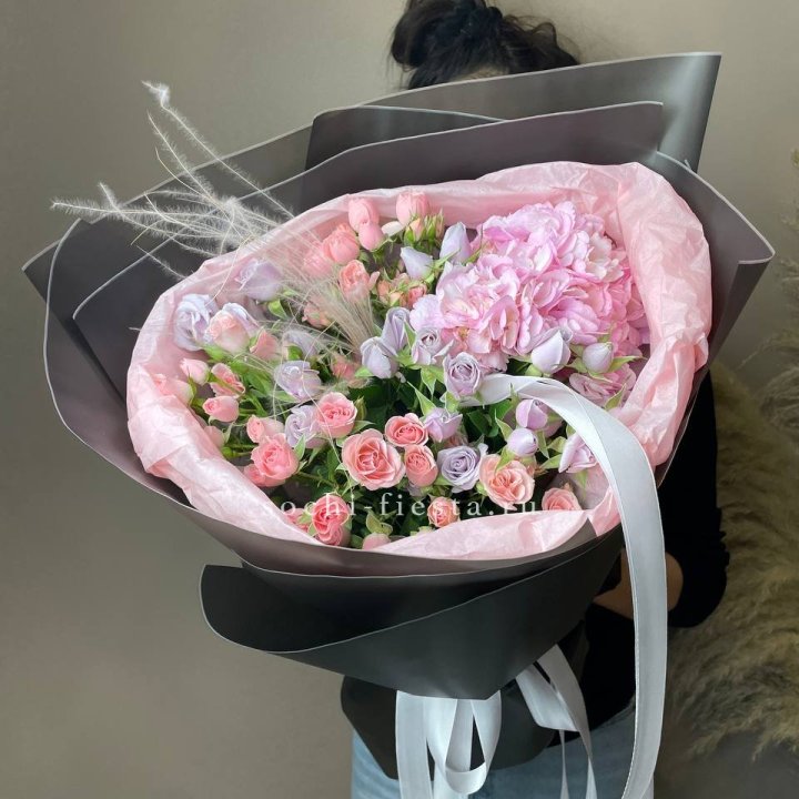  Букет гортензии и роз "Саперави" в Северодвинске