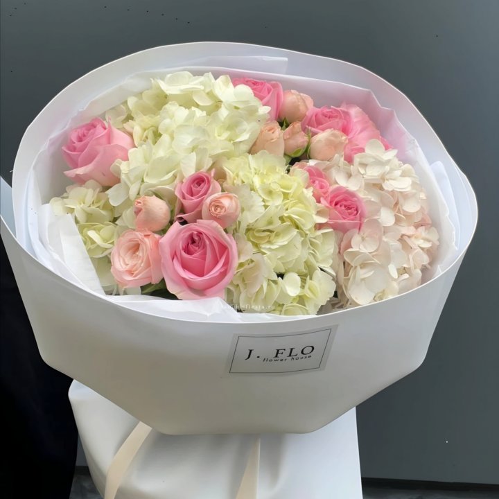  Букет гортензии и роз  "Тиамо" в Северодвинске