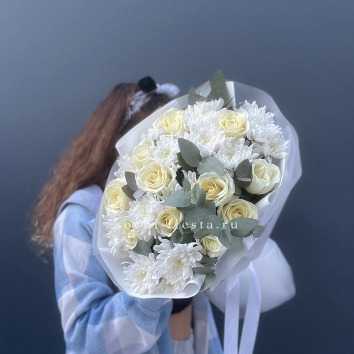  Букет белых роз с хризантемой  в Северодвинске