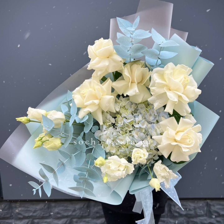 Букет с гортензией и белыми французскими розами в Северодвинске