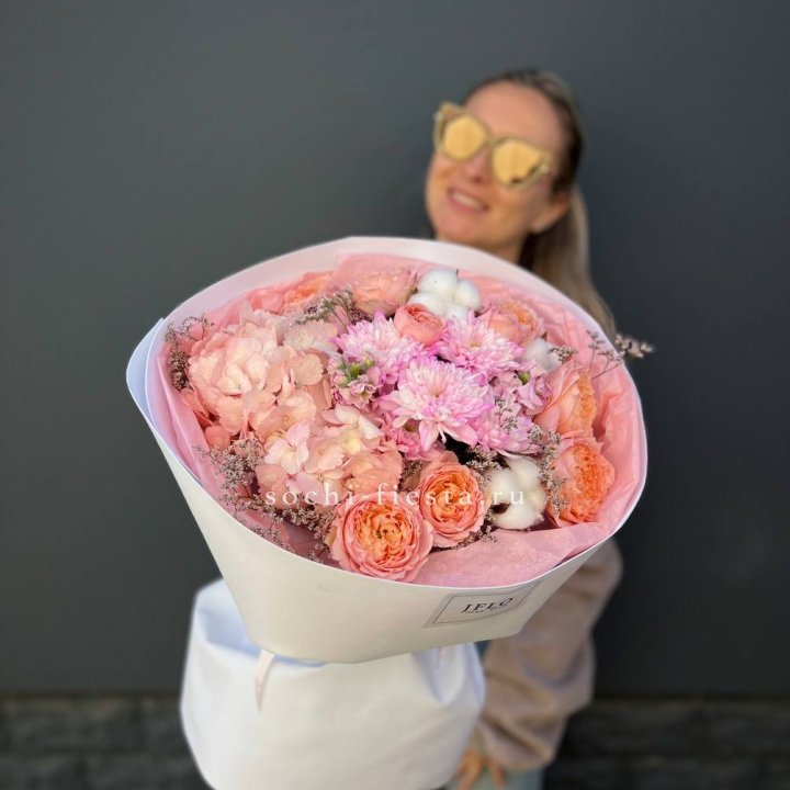 Букет гортензии и кустовых роз  в Северодвинске