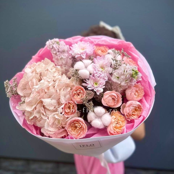 Букет гортензии и кустовых роз "Абрассо" в Северодвинске