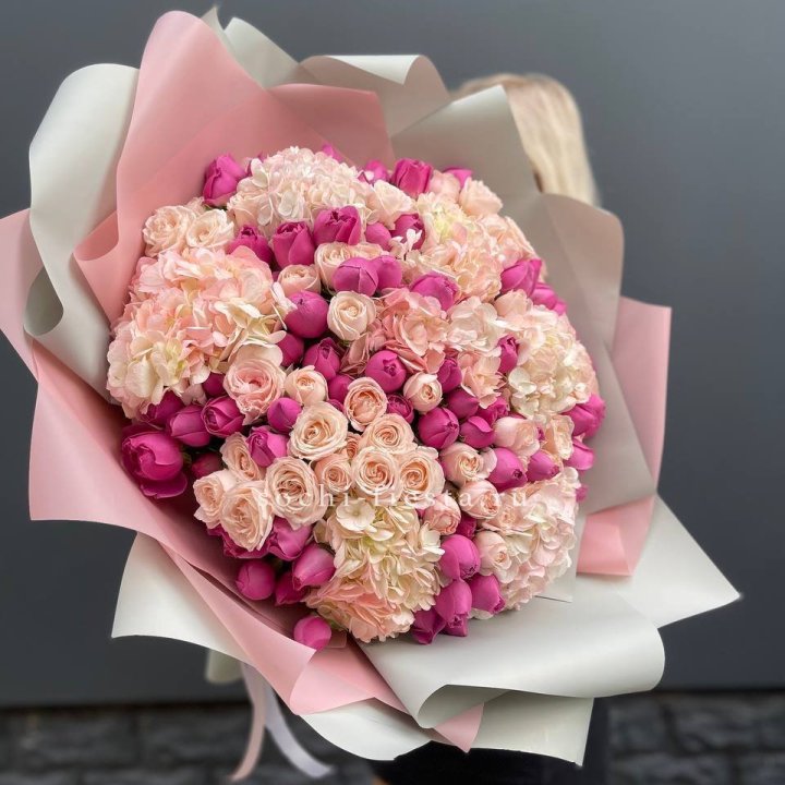 Букет кустовые розы и гортензия в Северодвинске