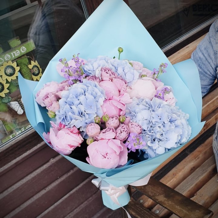 Букет с гортензиями "Блубери" в Северодвинске