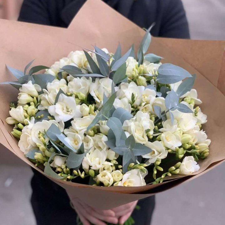 51 фрезия с эвкалиптом в Северодвинске