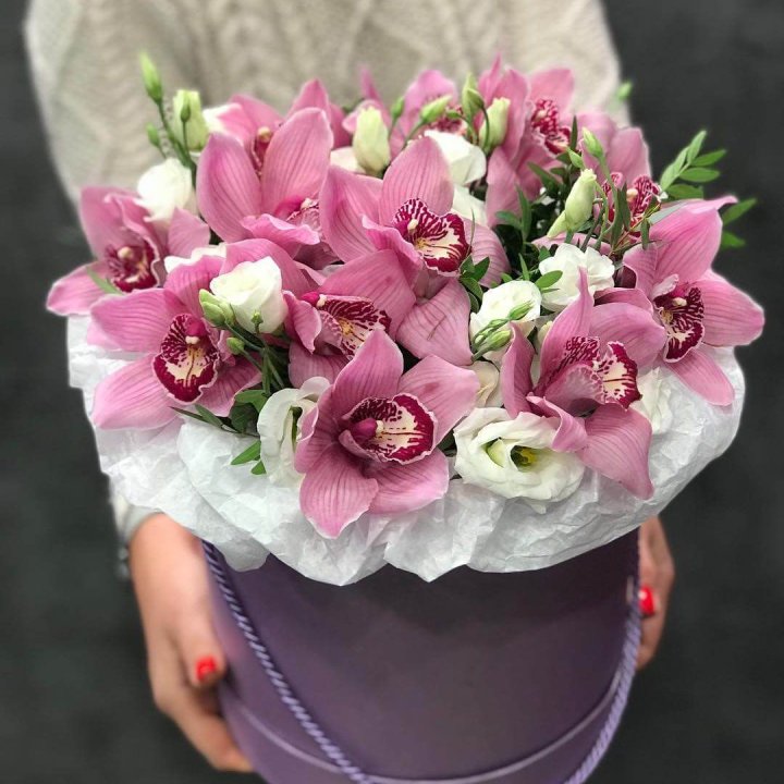 Орхидея и эустома в шляпной коробке в Северодвинске