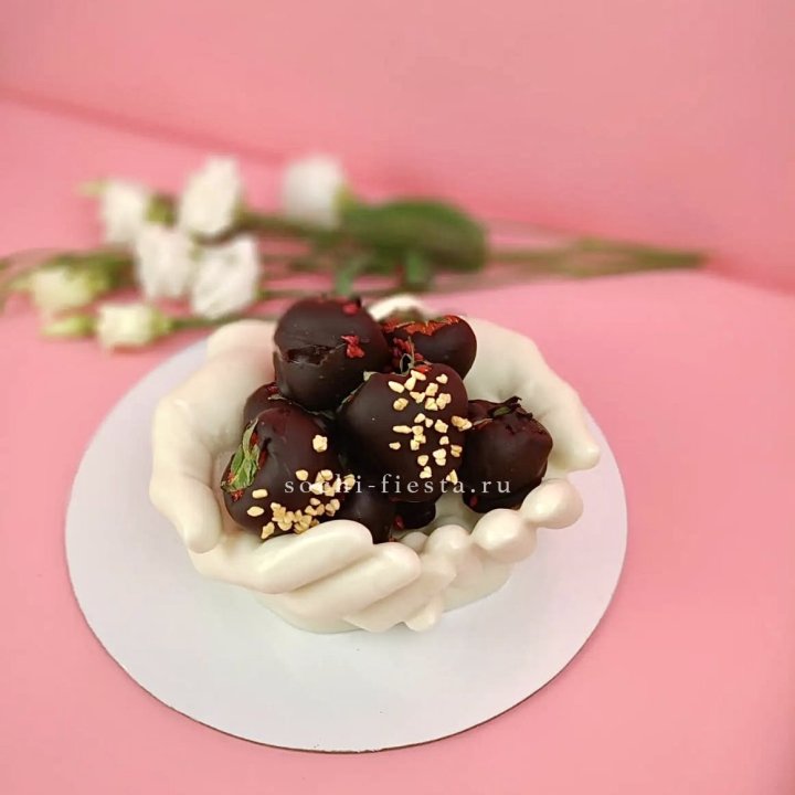 Клубника в шоколаде на шоколадных ладонях  в Северодвинске