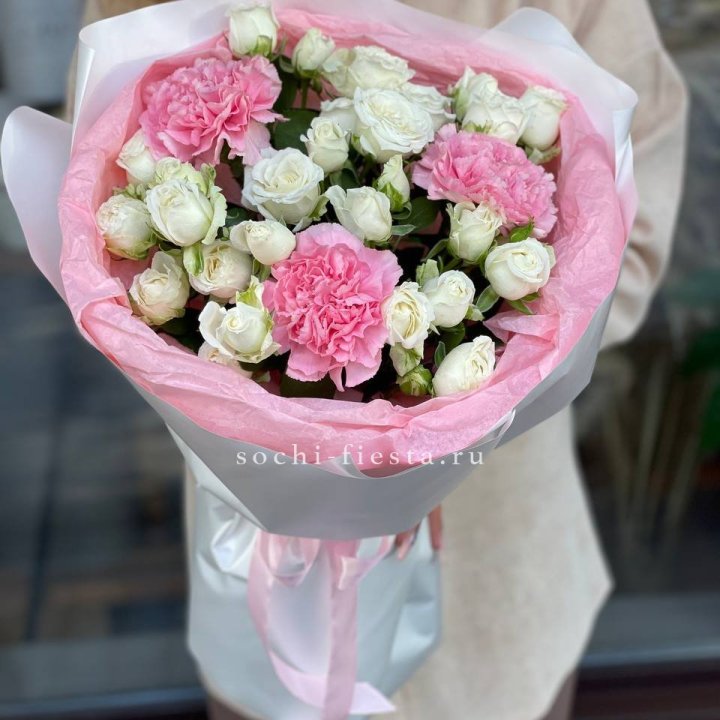 Букет розы с диантусами "Блэш" в Северодвинске