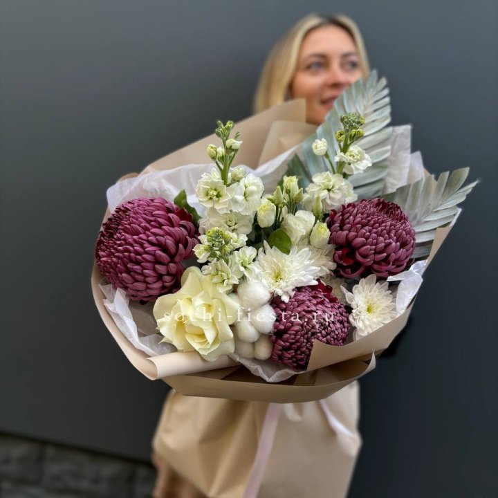 Хризантемы с маттиолой розами эустомой Чика в Северодвинске