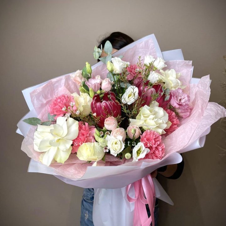 Букет с протеей, розами "Элеонора" в Северодвинске