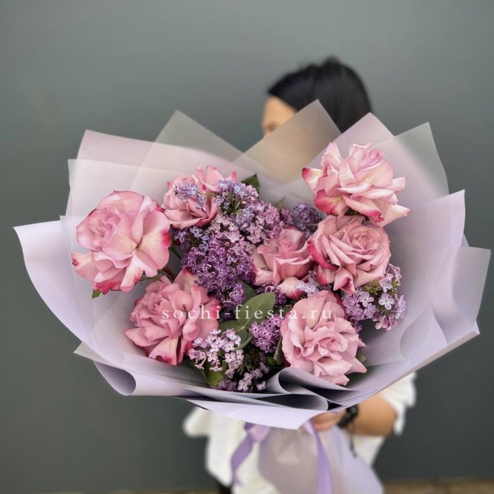 Букет из розовых роз и сирени в Северодвинске