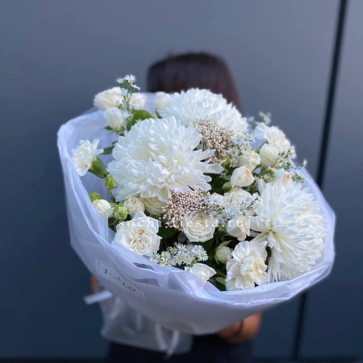 Букет хризантем и роз вайт шотс в Северодвинске