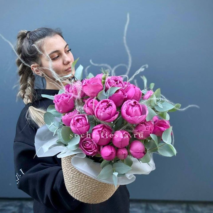 Пионовидные розы  в джутовом кашпо  в Северодвинске