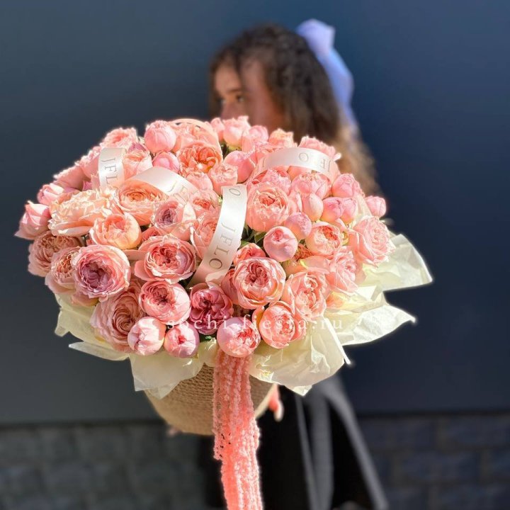 Кустовые розы Джульетта в джутовом кашпо в Северодвинске