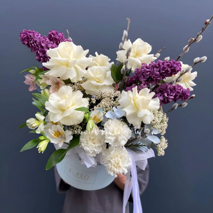 Цветочный бокс Французских роз и Сирени в Северодвинске