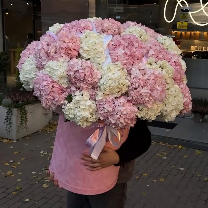 Дизайнерский цилиндр с гортензиями  в Северодвинске