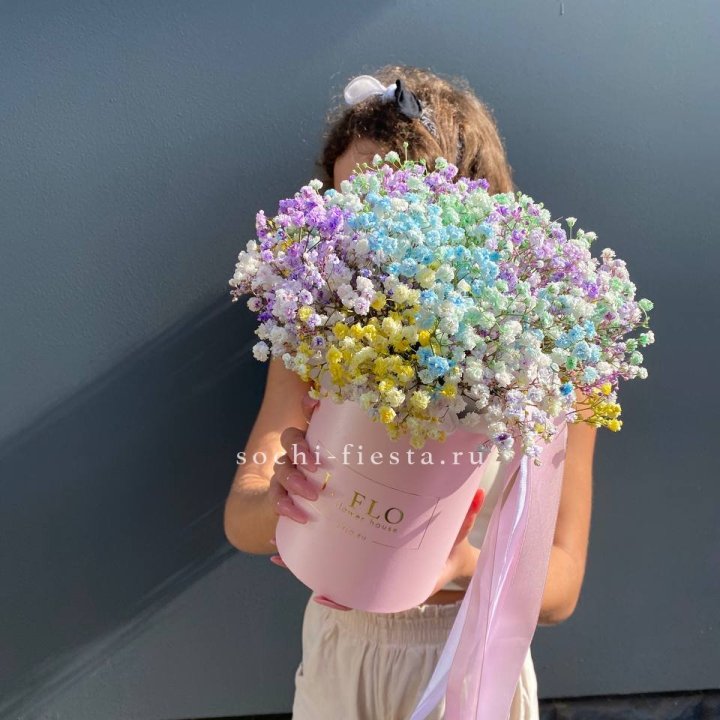 Радужные гипсофилы в шляпной коробке в Северодвинске