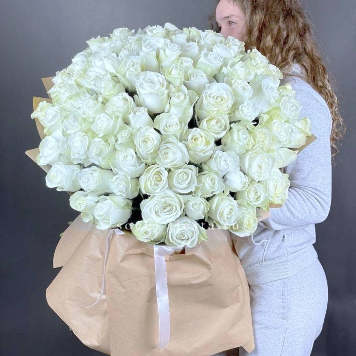 101 белая высокая импортная роза в Северодвинске