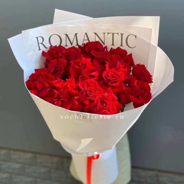 19 высоких роз в оформлении в Северодвинске