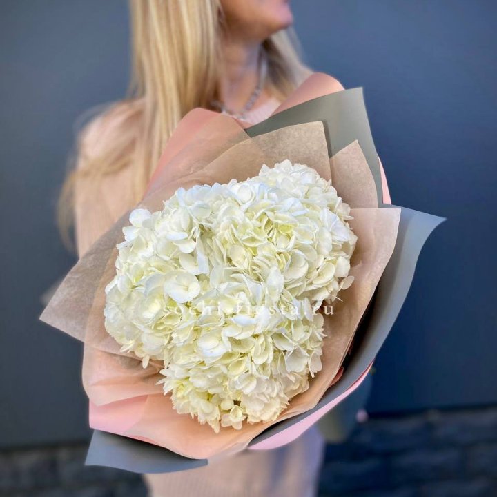 Букет из трёх белых гортензий в Северодвинске