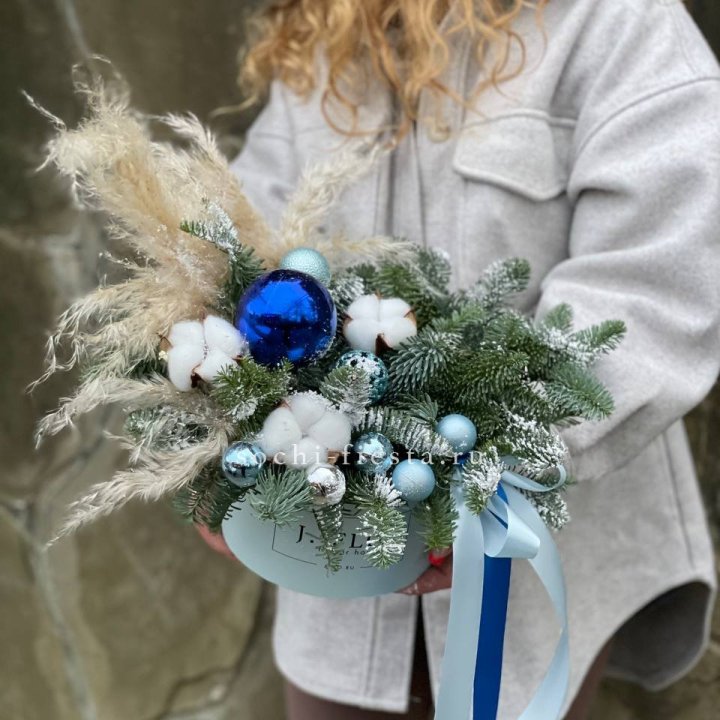 Новогодняя композиция в коробке блю в Северодвинске