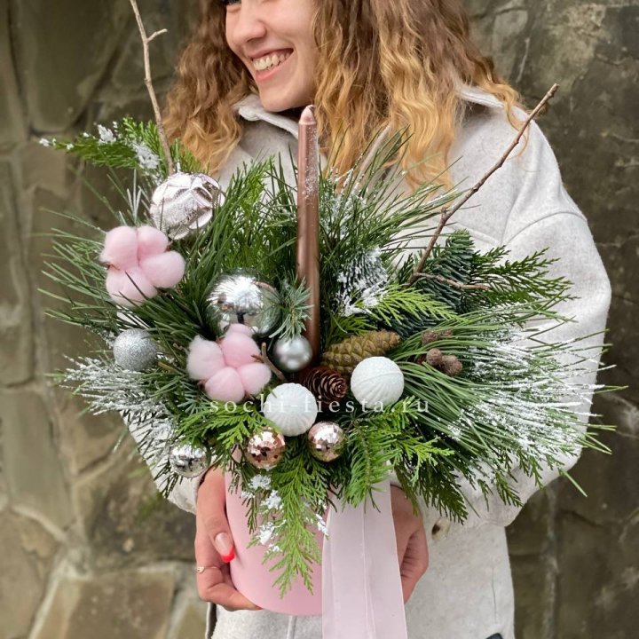 Новогодняя композиция в коробке пинк в Северодвинске