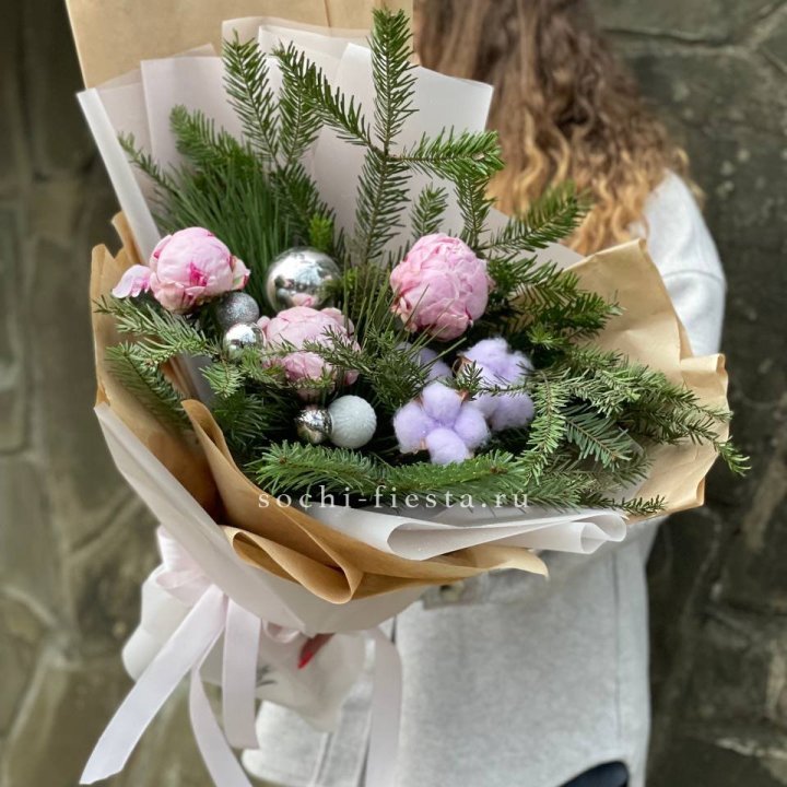Новогодний букет с пионами  в Северодвинске