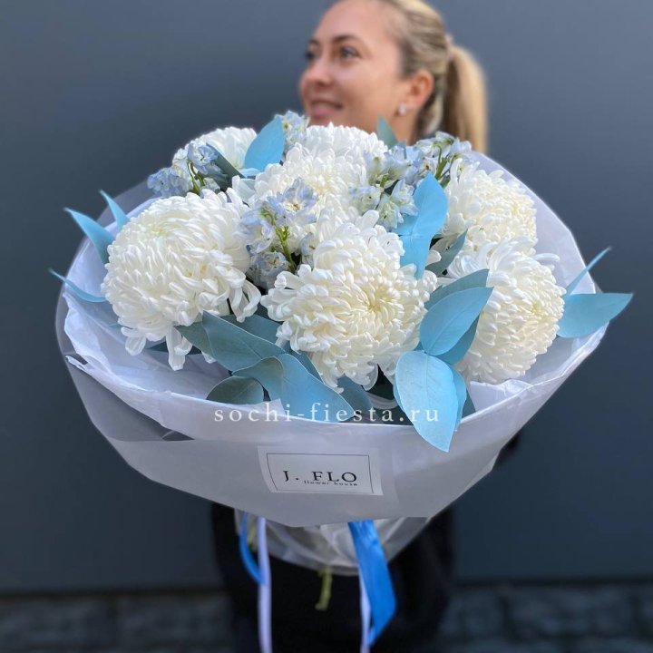 Букет хризантем Бигуди и дельфиниума  в Северодвинске