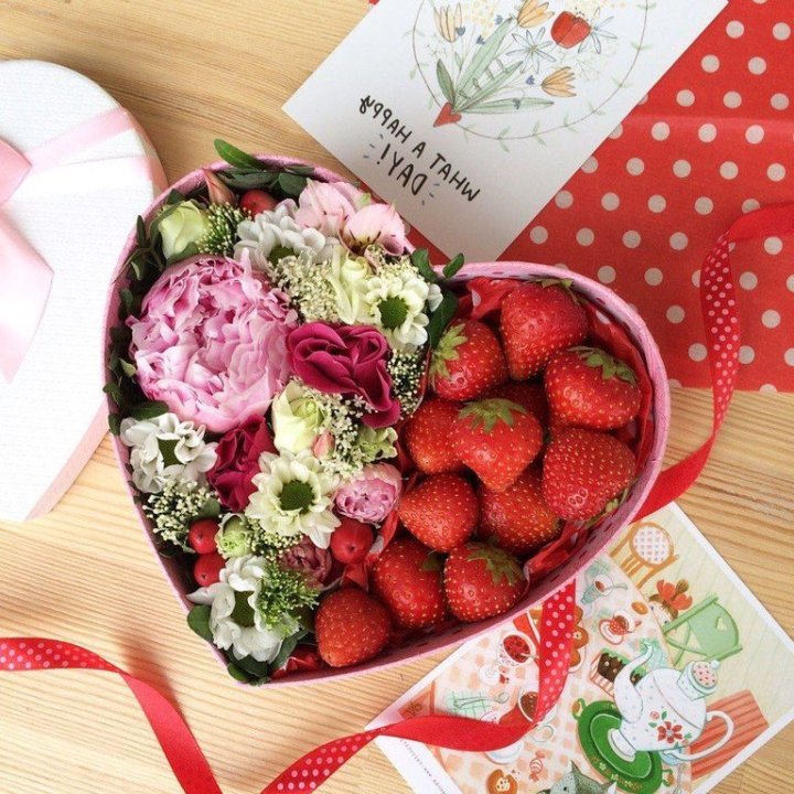 Бокс с клубникой и цветами в Северодвинске