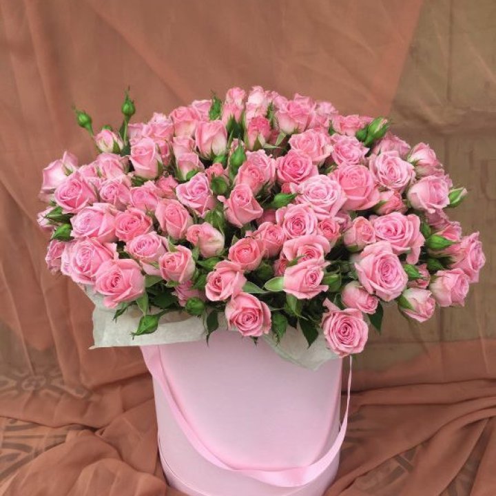 Кустовые розы в коробке в Северодвинске