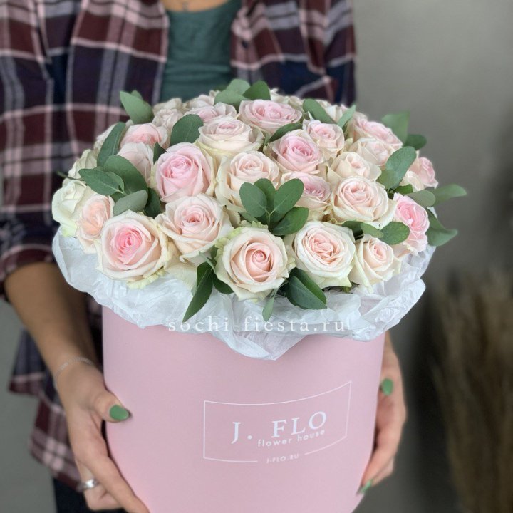 35 розовых роз в цилиндре в Северодвинске
