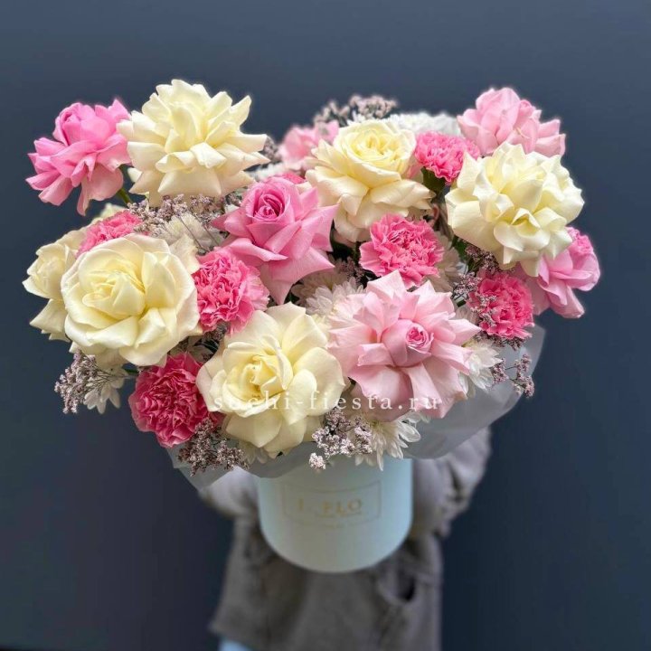 Коробка французских роз и диантусов "Бони" в Северодвинске