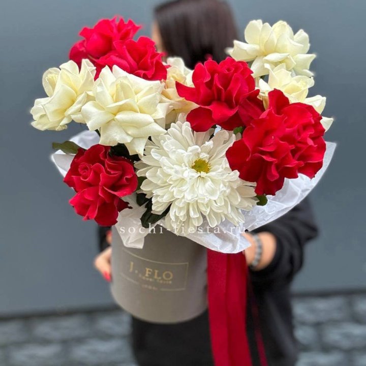 Французские розы с хризантемой в боксе в Северодвинске